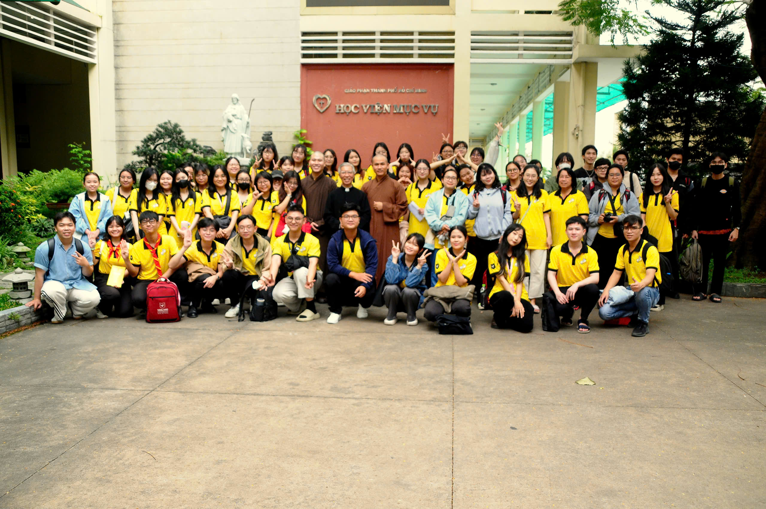 Ảnh hưởng Niềm Tin Kitô giáo Trên Đời Sống Người Công giáo. Gặp gỡ sinh viên Đại học Văn Lang tại Học viện Mục vụ